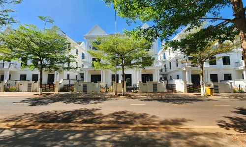 NHÀ ĐẸP ĐỐI DIỆN BIỆT THỰ SONG LẬP. TIỆM CẬN HỒ BƠI, HỒ ĐIỀU HÒA