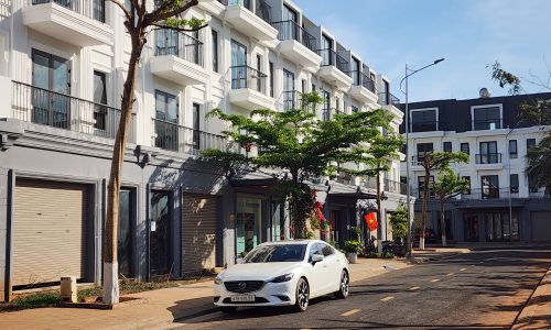 NHÀ ĐỐI DIỆN HOA VIÊN & SÂN THỂ THAO TẠI MILANO